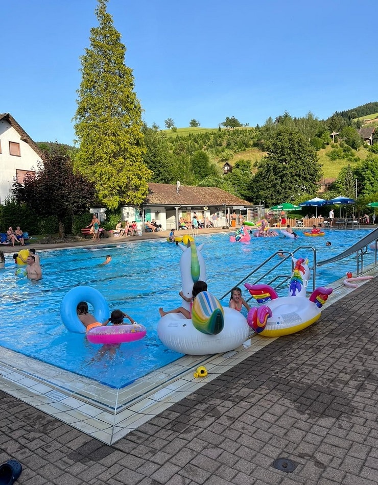 Alles Mögliche tümmelte sich im Oberharmersbacher Schwimmbecken
