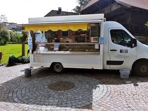 Kuchenverkauf auf dem Rathausplatz in Oberharmersbach